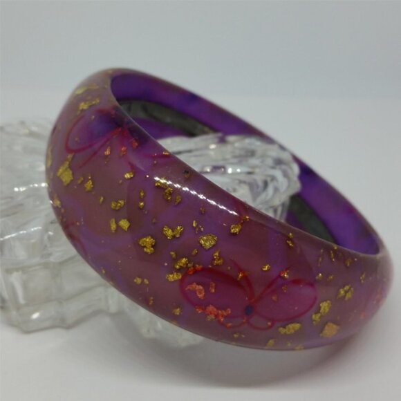 Lucite style purple bangle bracelet with glitter flakes and butterflies - Picture 2 of 3